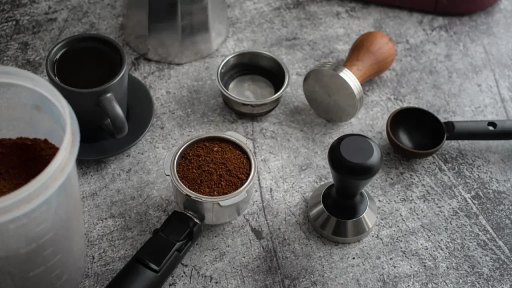 Quels accessoires sont nécessaires pour utiliser une cafetière portable ?