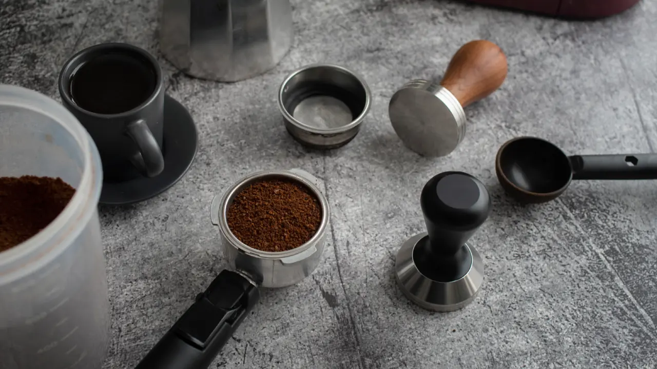 Quels accessoires sont nécessaires pour utiliser une cafetière portable ?