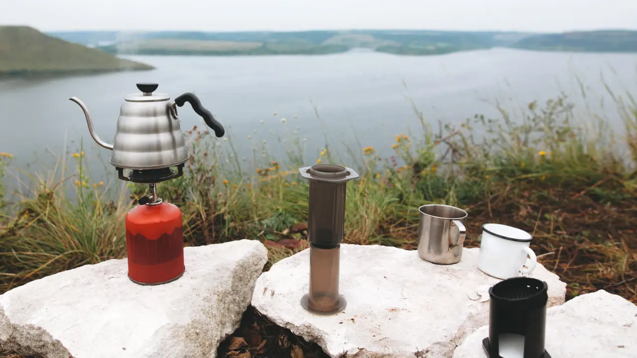 Comment faire du bon café sans électricité ? Guide outdoor