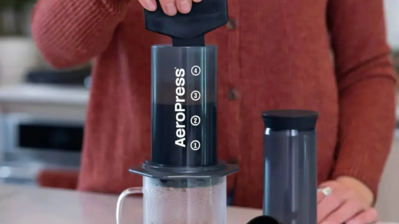 Cafetière à piston ou Aeropress : le match des nomades
