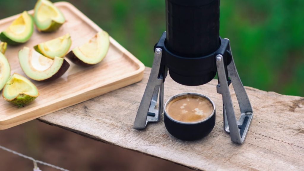 comment faire un espresso en voyage avec une cafetière portable