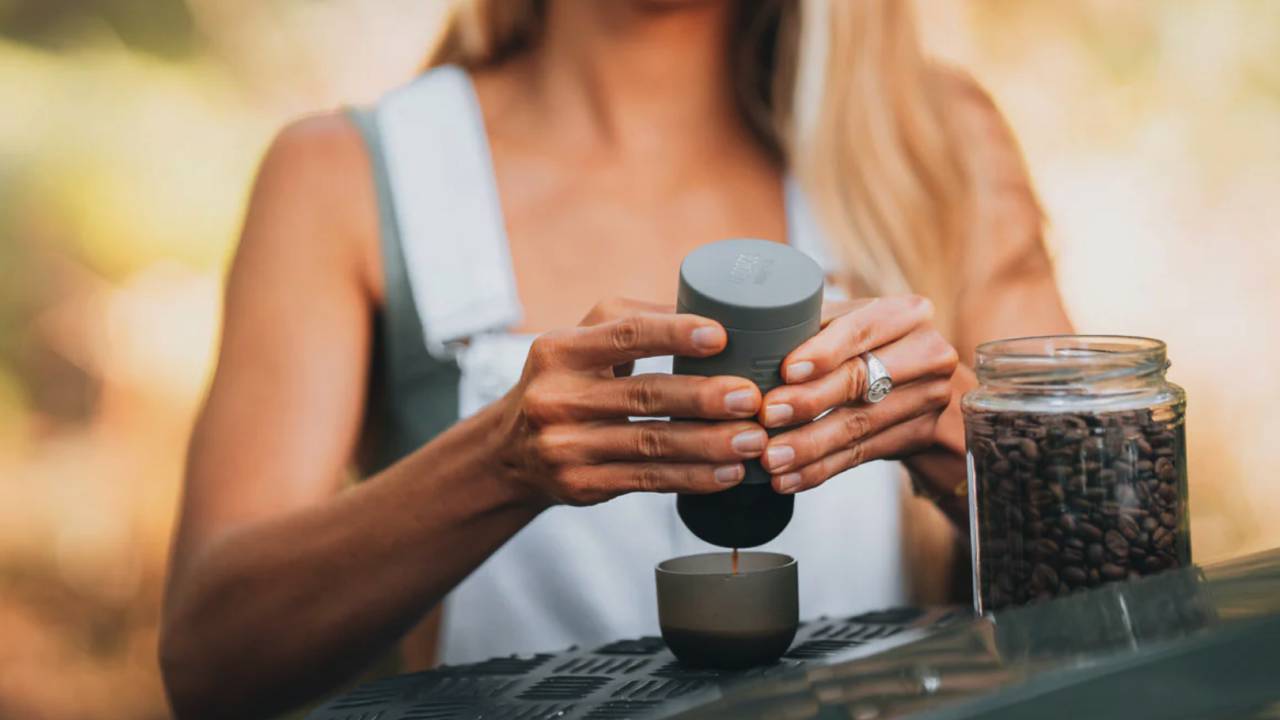 Combien de temps faut-il pour préparer un café avec une cafetière portable ?