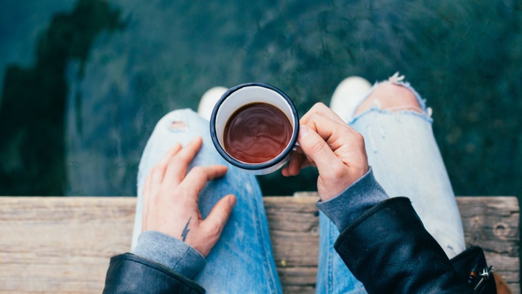 quelle cafetière nomade choisir pour garder le goût intense en voyage
