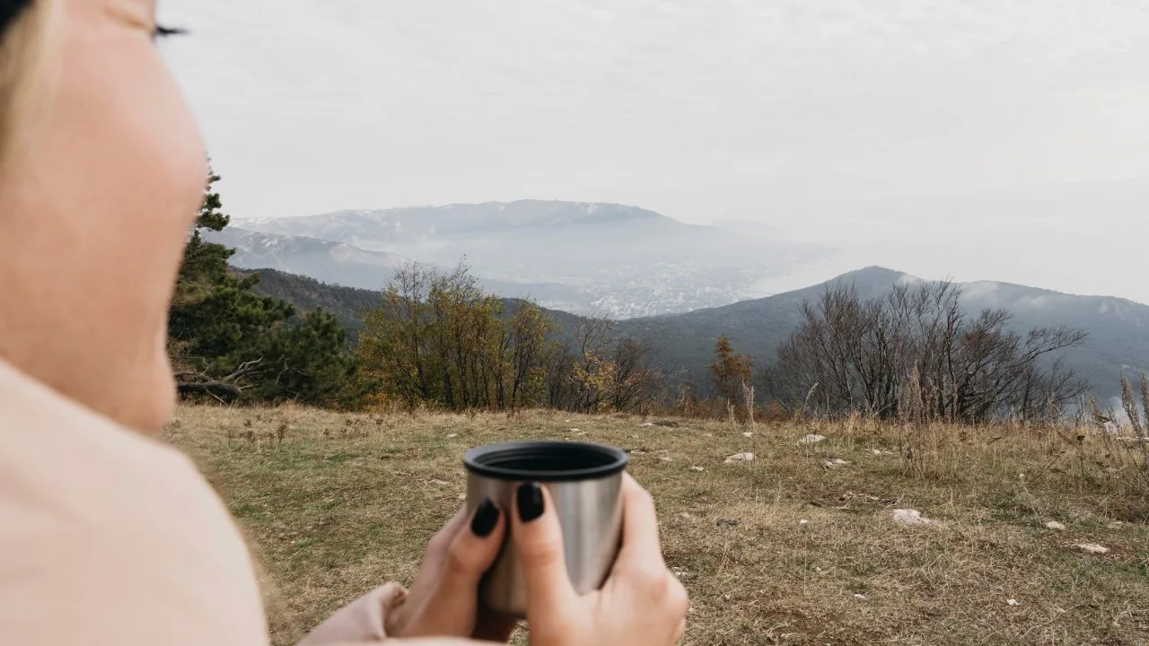 Pourquoi le café a meilleur goût en extérieur